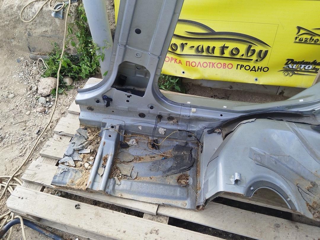 Стойка кузовная центральная правая 9RQAO0 BMW 3 E46 купить в магазине запчастей бу