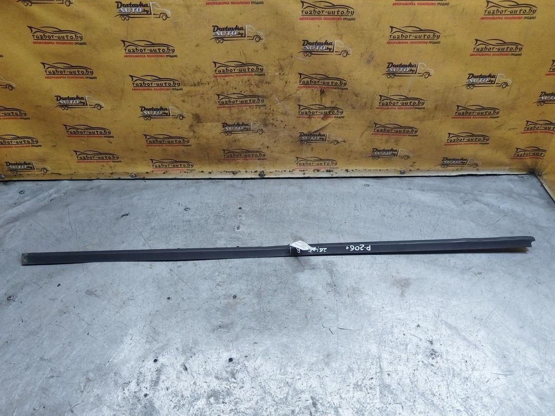 Молдинг стекла двери передней правой наружный 5YMIYN Peugeot 206