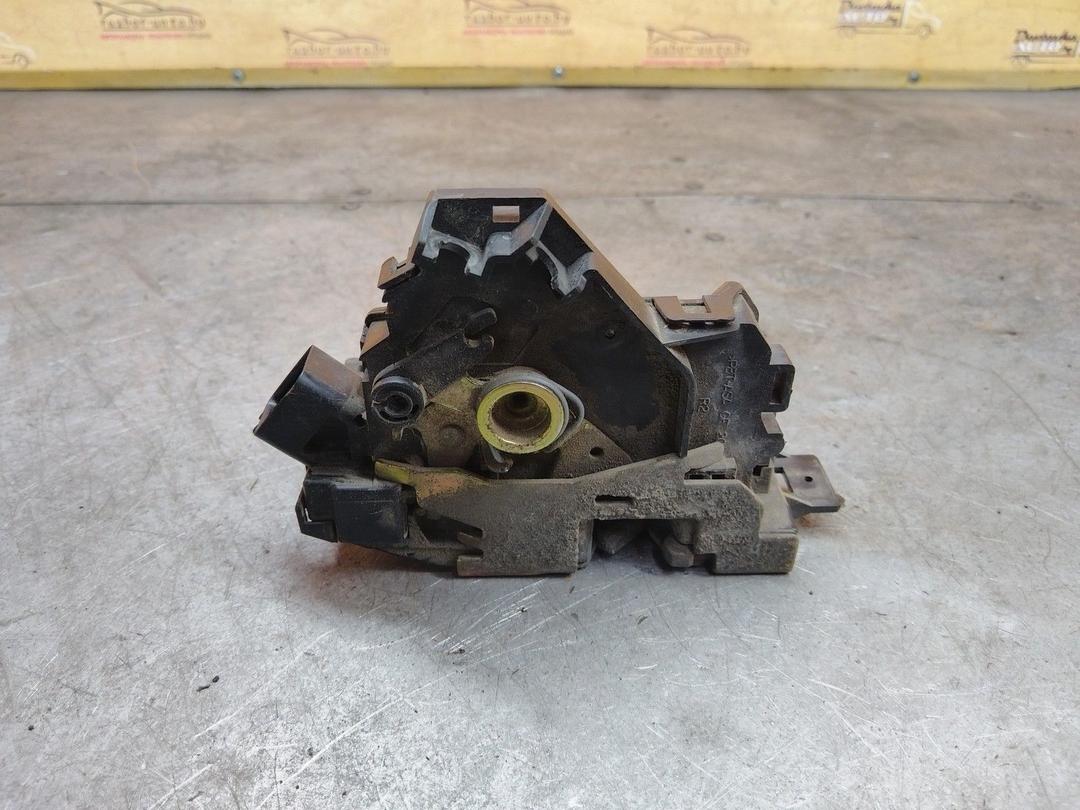 Замок двери задней правой DJ6R5Z Ford Focus