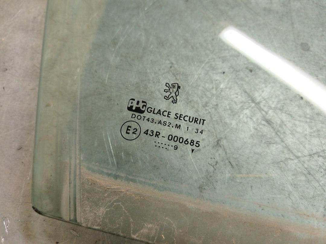 Стекло двери передней правой P72B5O Peugeot 406 купить