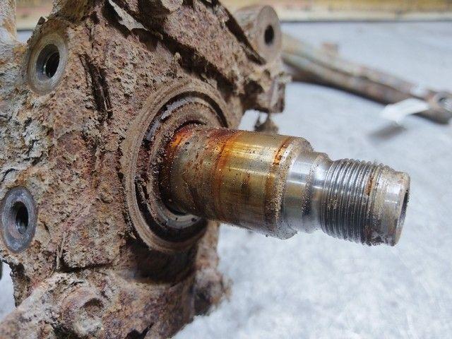 Цапфа задняя (ось ступицы) X5643D Rover 600 купить на авторазборке