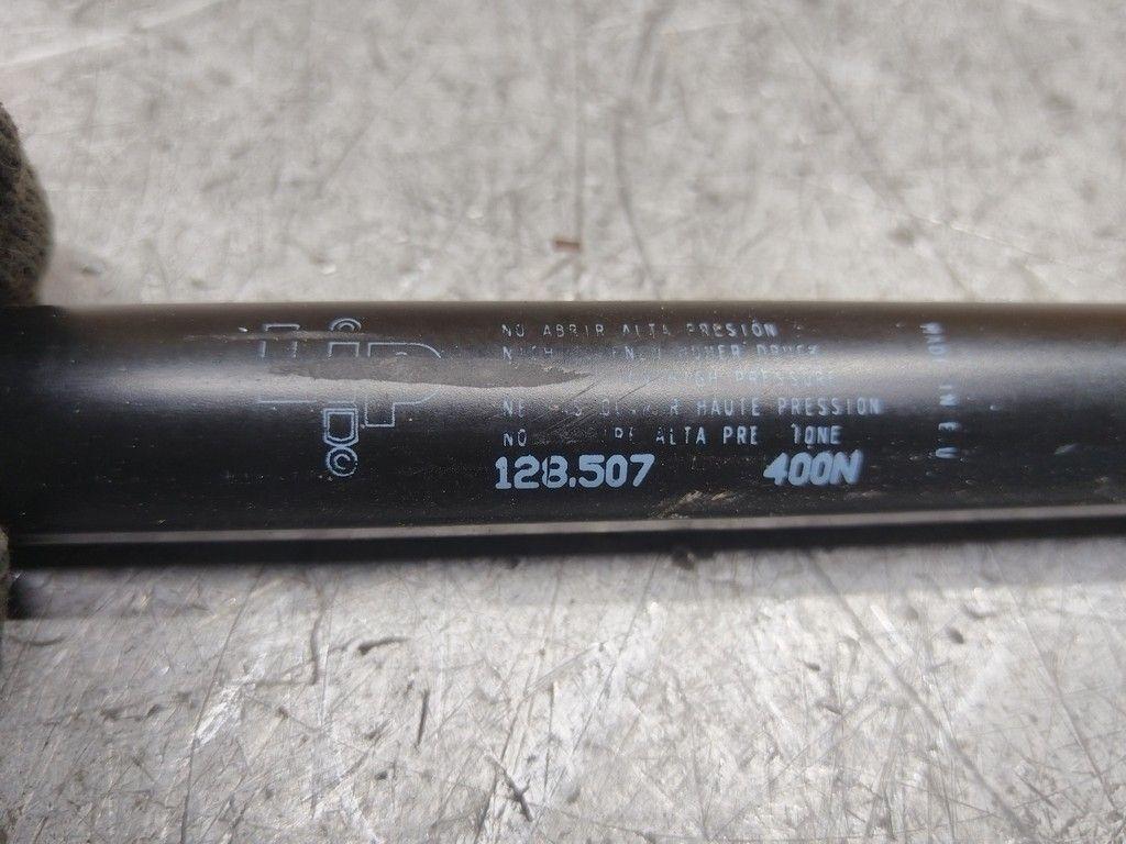 Амортизатор крышки багажника (3-5 двери) IUQ5FX Mercedes A W168 - Фото 4