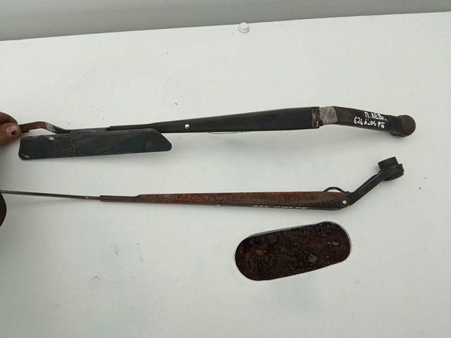 Щеткодержатель (поводок стеклоочистителя, дворник) J58QLN Mazda 626 - Фото 1