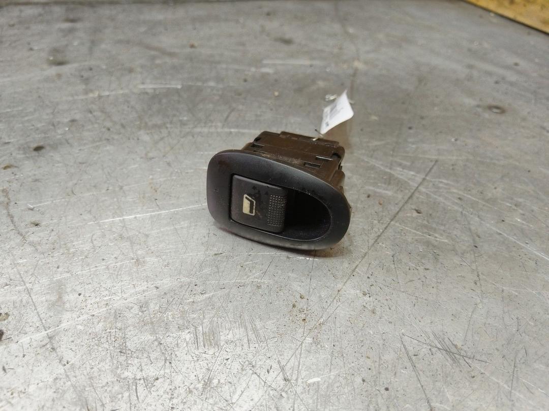 Кнопка стеклоподъемника заднего левого EW66G3 Peugeot 406