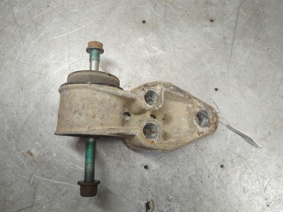 Кронштейн крепления балки подвески NGYPVX Volkswagen Passat купить в магазине запчастей бу