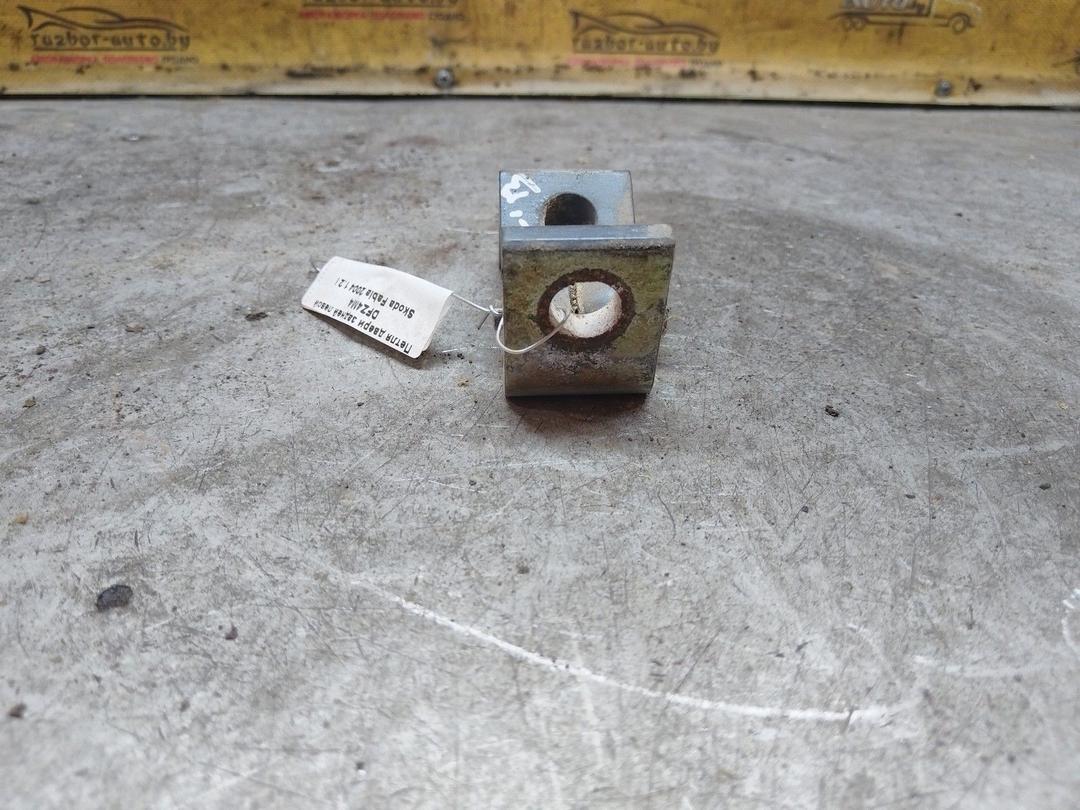 Петля двери задней левой DFZ4M4 Skoda Fabia undefined