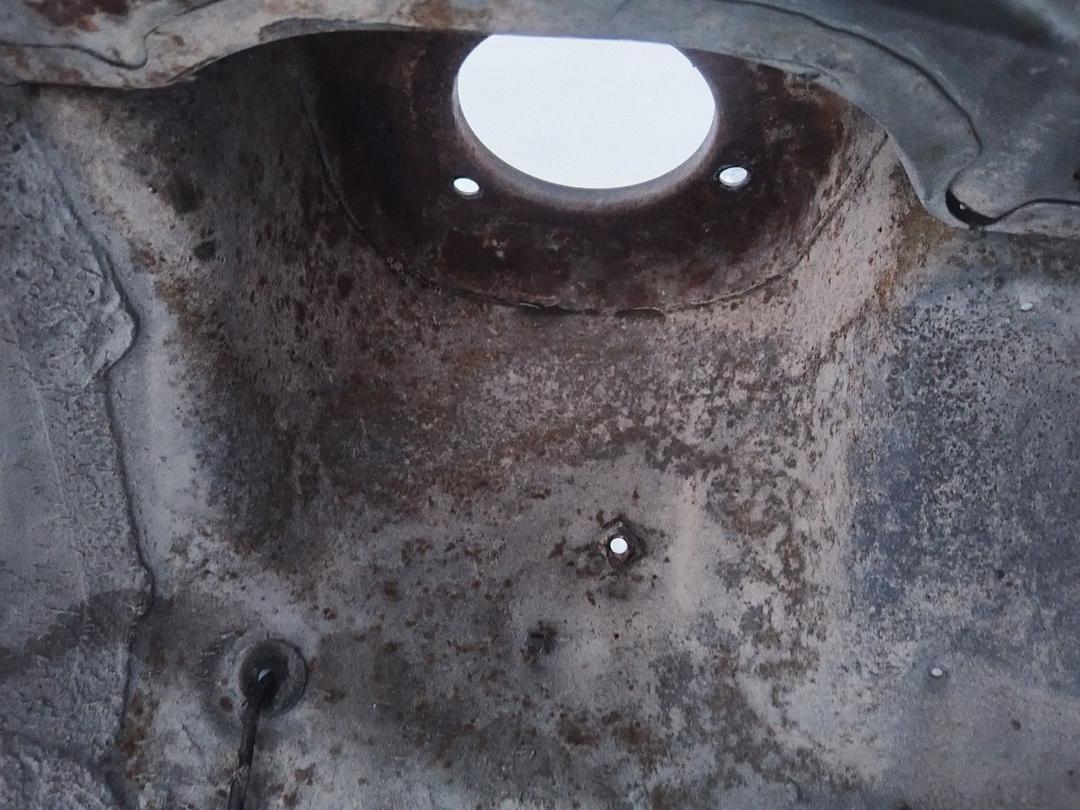 Стакан лонжерона левый GIW9Y2 Mitsubishi Carisma купить в магазине запчастей бу