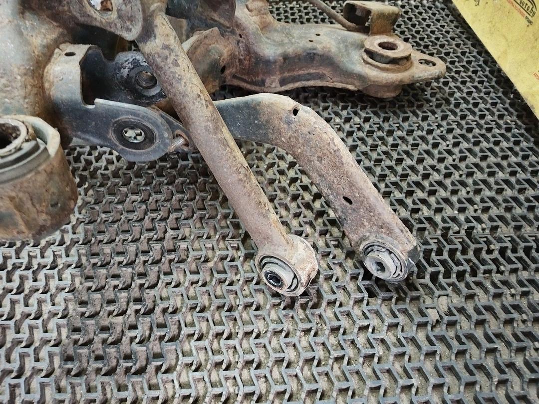 Балка подвески задняя OX7NG6 Ford Fusion undefined