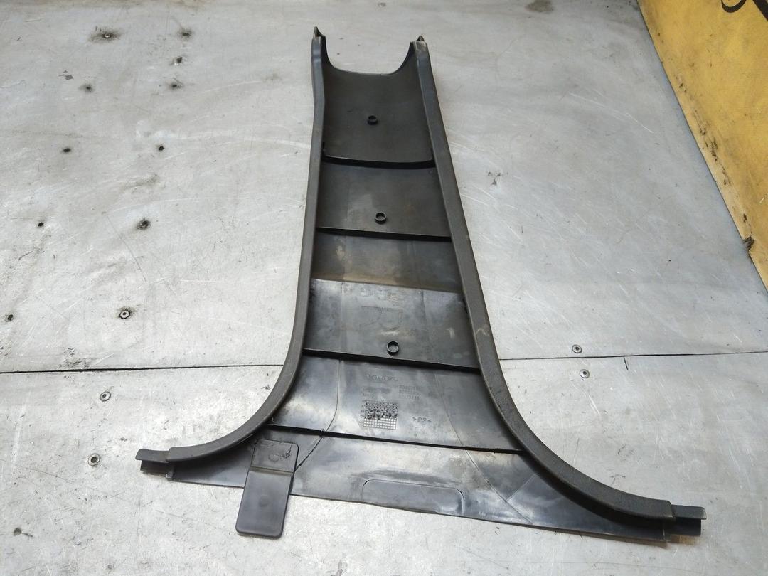 Обшивка стойки центральной правой NHU889 Volvo V40 купить