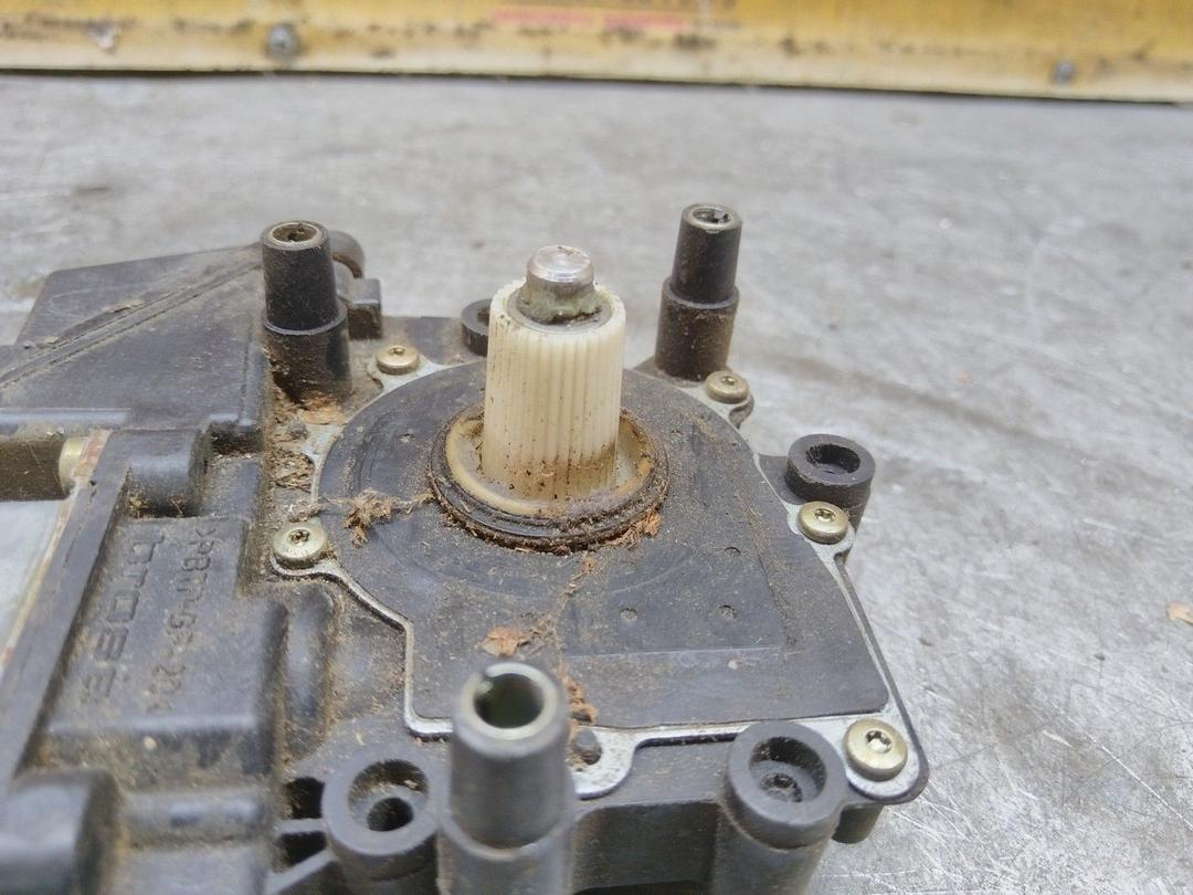 Моторчик стеклоподъемника передний правый BPJD8F Audi A6 купить на авторазборке