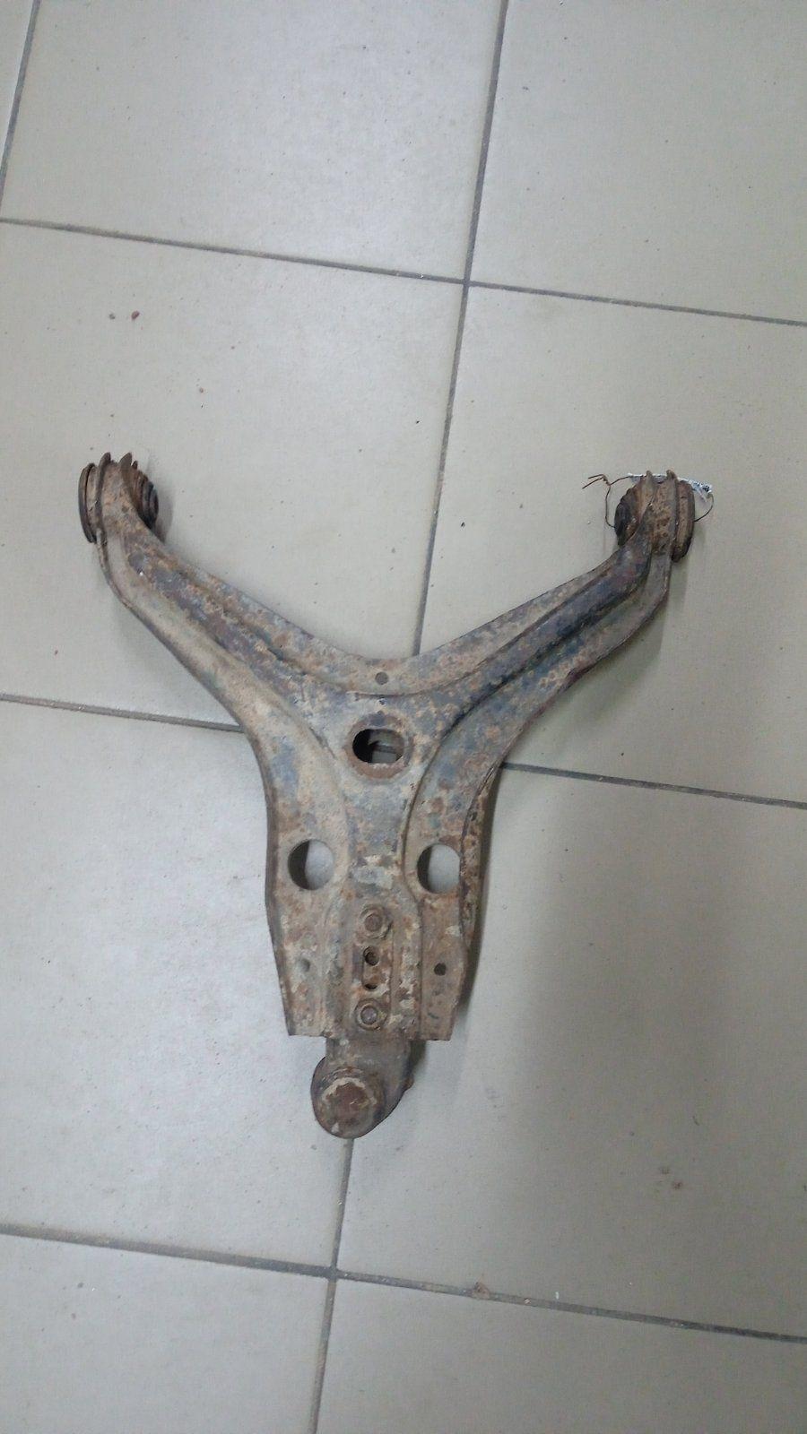 Рычаг передний левый R6J75B Audi 80 - Фото 1