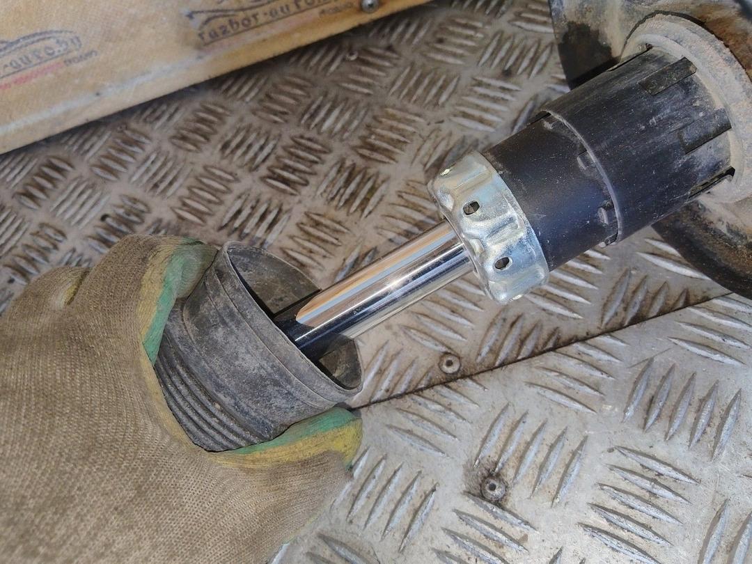 Амортизатор передний правый 38OWVQ Volkswagen Golf купить на авторазборке