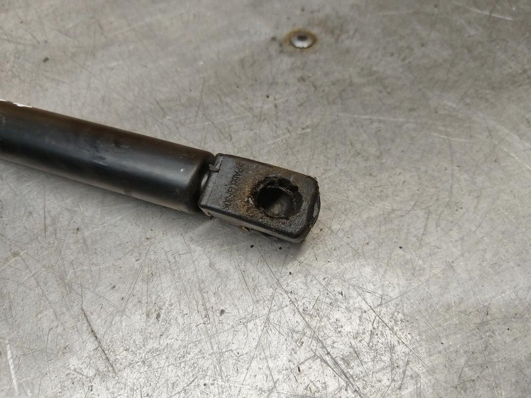 Амортизатор крышки багажника (3-5 двери) YTLHB7 Volkswagen Golf - Фото 3