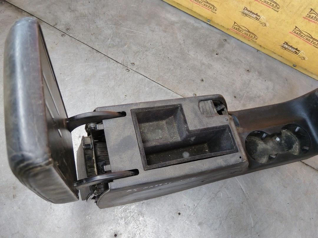 Подлокотник Y15530 Volkswagen Passat купить в магазине запчастей бу
