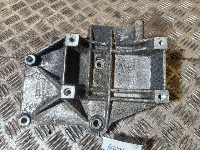 Кронштейн компрессора кондиционера Q1QB72 Audi A4