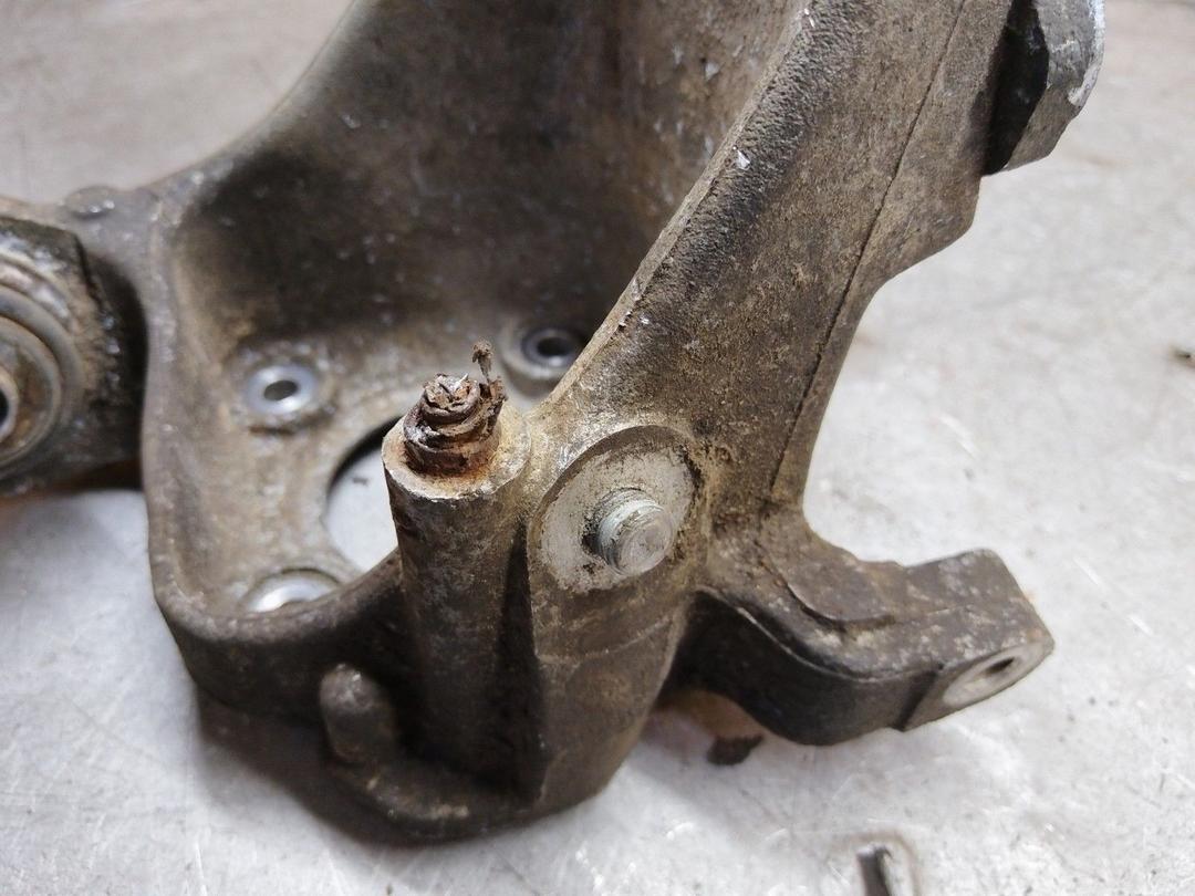 Кулак задний левый AMYP1J BMW 5 E39 купить в магазине запчастей бу