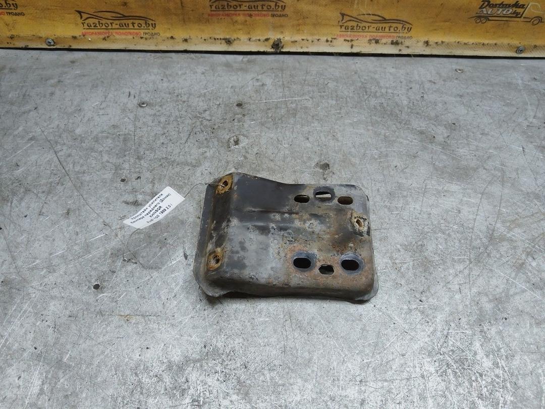 Кронштейн усилителя бампера переднего (Домик) XHNSQR Audi 100