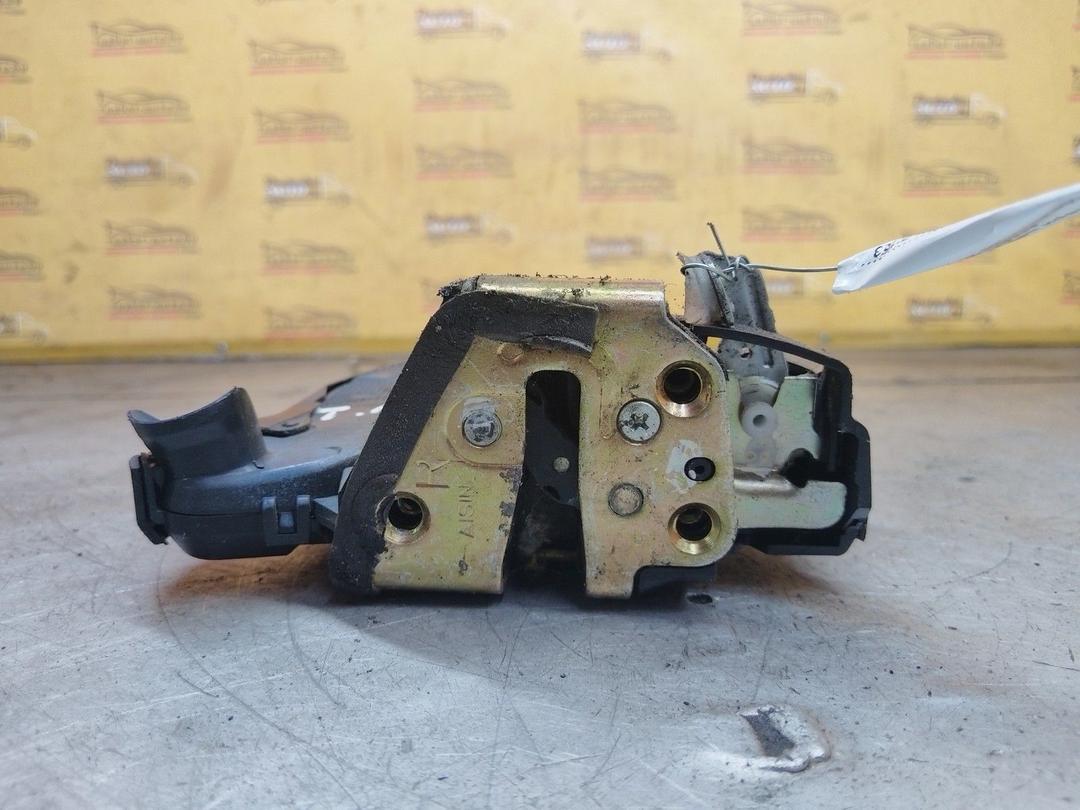 Замок двери передней правой AMAOJ2 Toyota Avensis