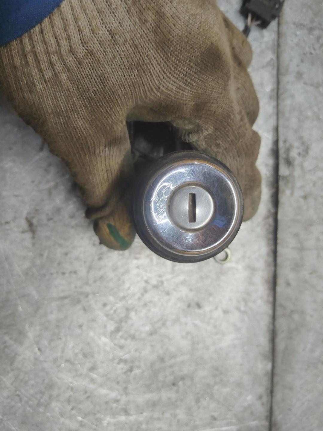 Кнопка открытия багажника ZQ3Q07 Audi 80 купить с доставкой