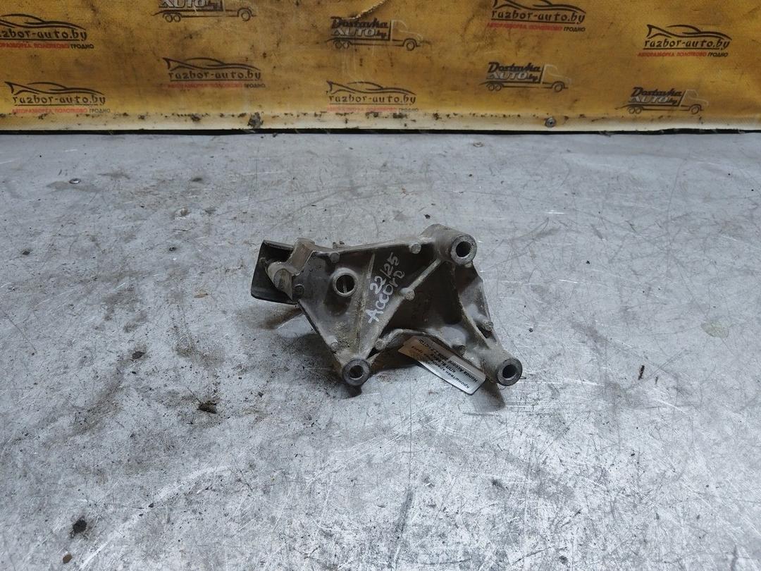 Кронштейн крепления троса КПП 6L9BK8 Honda Accord