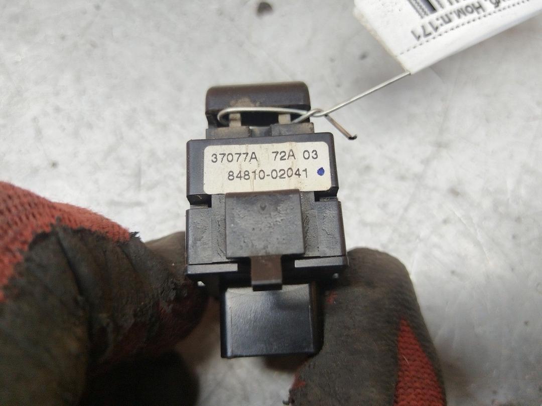 Кнопка стеклоподъемника заднего правого C2JRH6 Toyota Corolla - Фото 5