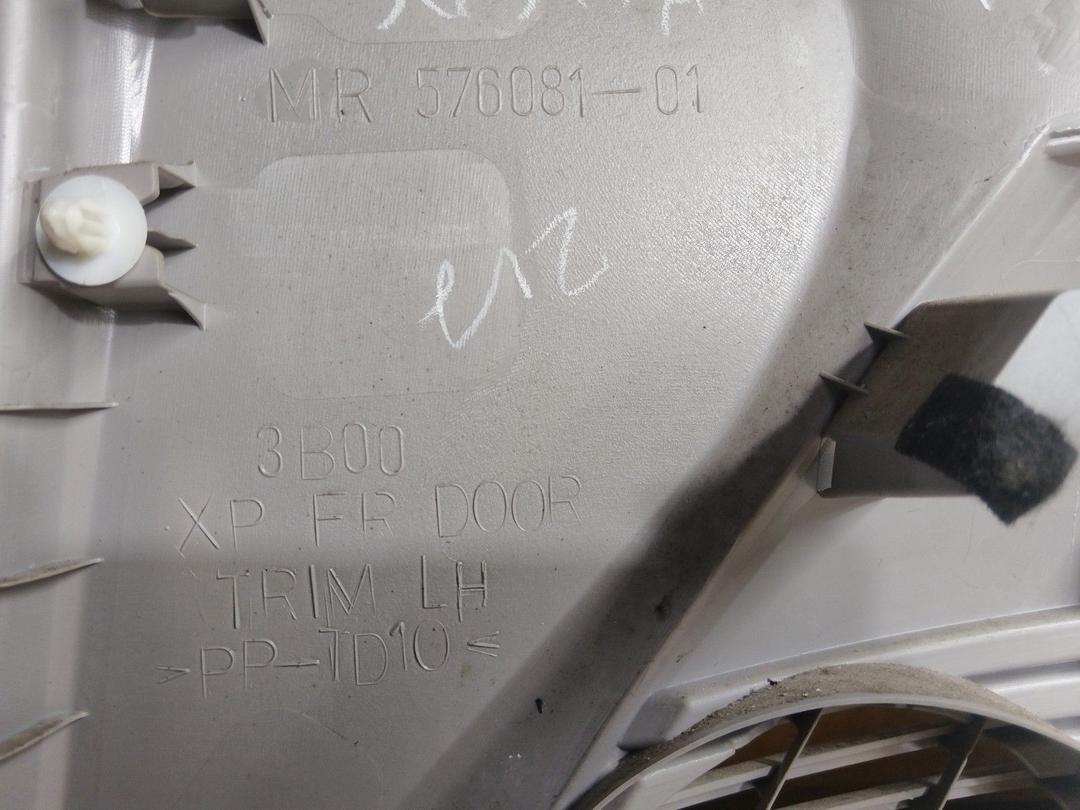 Обшивка двери передней левой (дверная карта) ZHKNE5 Mitsubishi Grandis undefined