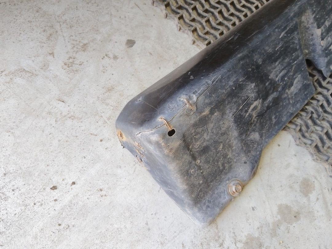 Накладка на порог наружная правая LU4Q3B Mitsubishi Carisma купить