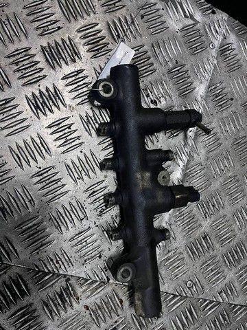 Топливная рампа R4LWEQ Mazda MPV - Фото 2