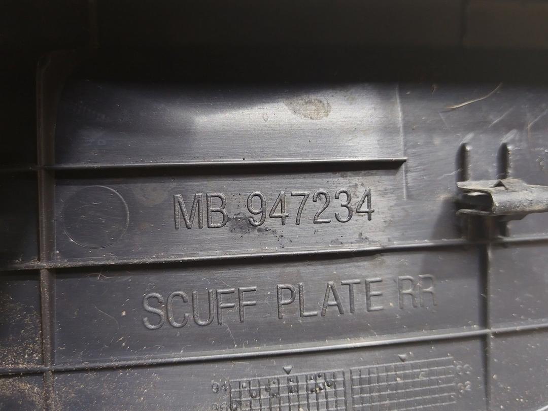 Накладка на порог внутренняя задняя правая MXXCG7 Mitsubishi Carisma купить на авторазборке