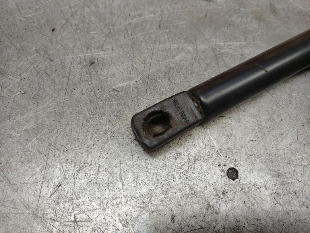 Амортизатор крышки багажника (3-5 двери) V3AHSW Volkswagen Golf - Фото 3