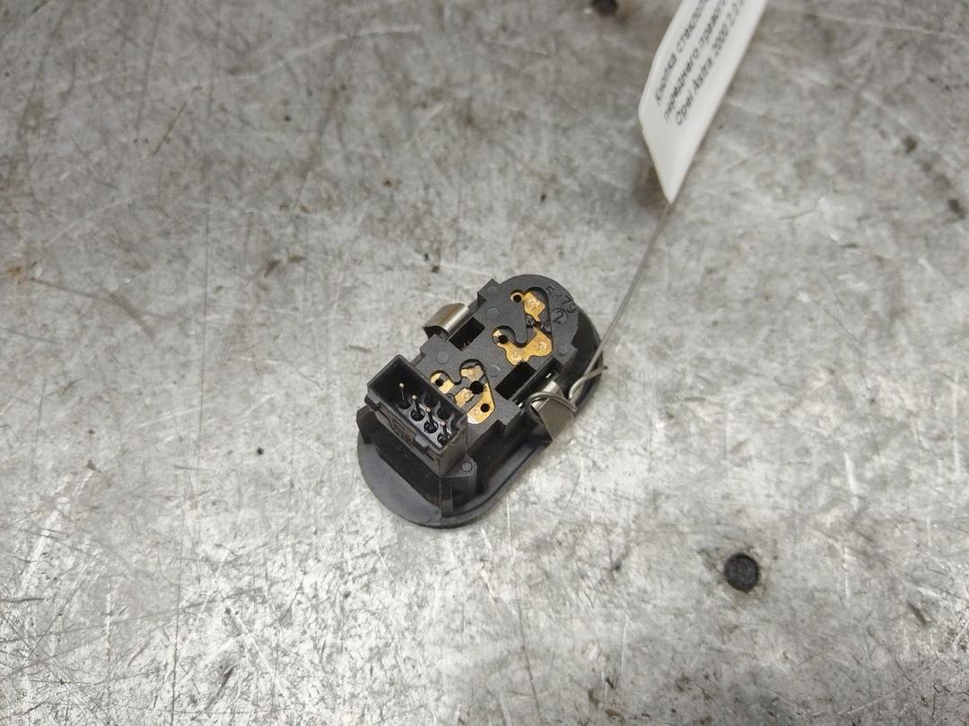 Кнопка стеклоподъемника переднего правого 90BZIX Opel Astra купить