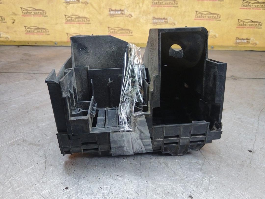 Короб предохранителей GW1G65 Volkswagen Passat купить в магазине запчастей бу