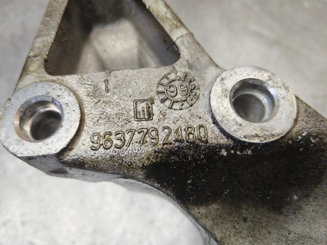 Кронштейн двигателя 4N52RY Citroen Xsara Picasso - Фото 3