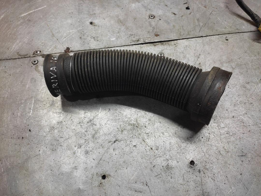 Патрубок интеркулера L360R7 Opel Meriva