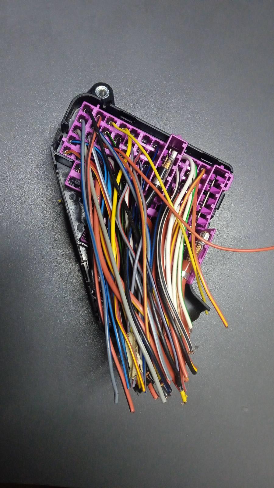 Блок предохранителей WCV1YG Audi A4