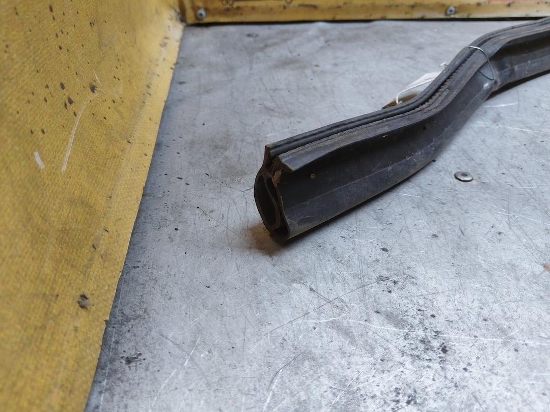 Уплотнитель капота G17H56 Opel Astra купить с доставкой