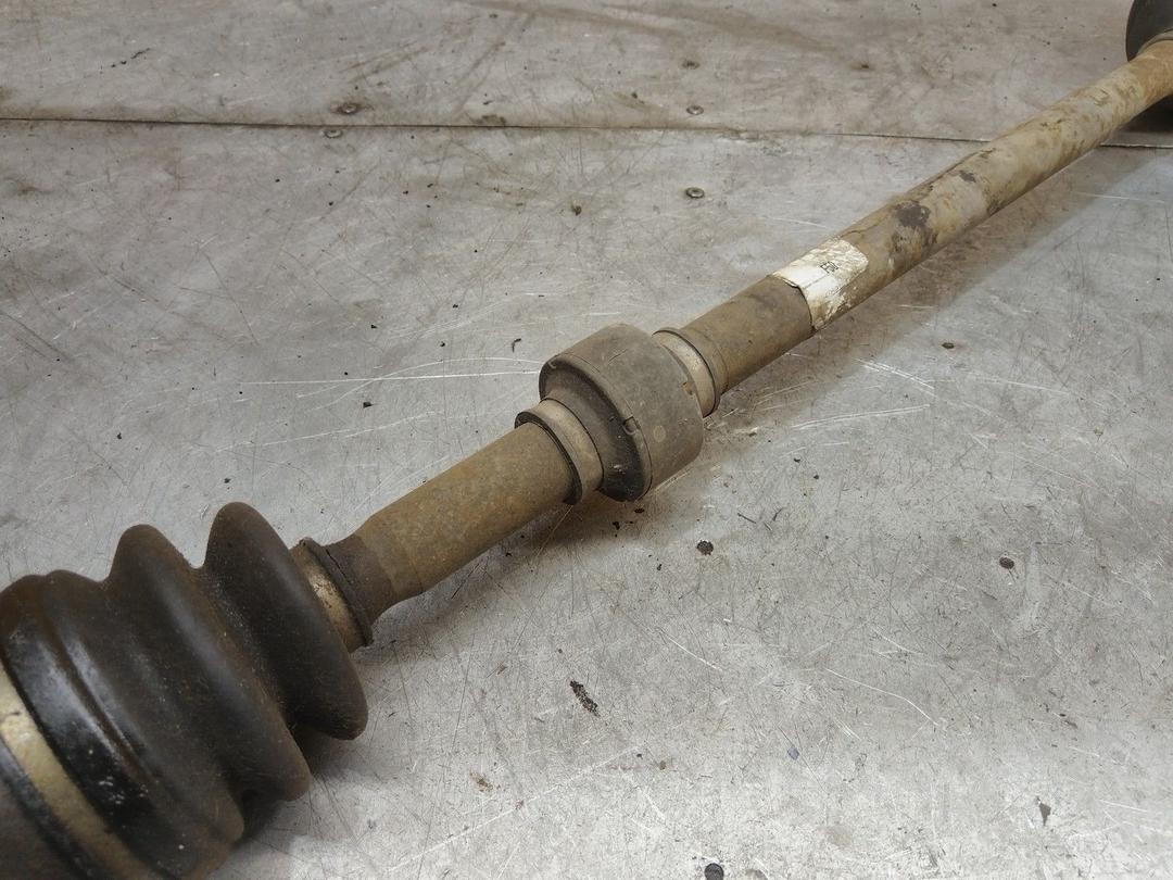 Полуось передняя правая (приводной вал, ШРУС) CW0Q20 Hyundai Trajet купить в магазине запчастей бу