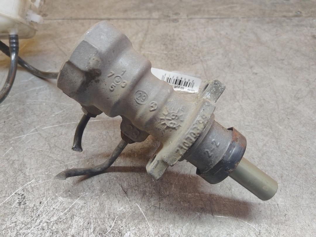 Цилиндр тормозной главный B260O8 Ford Focus купить в магазине запчастей бу