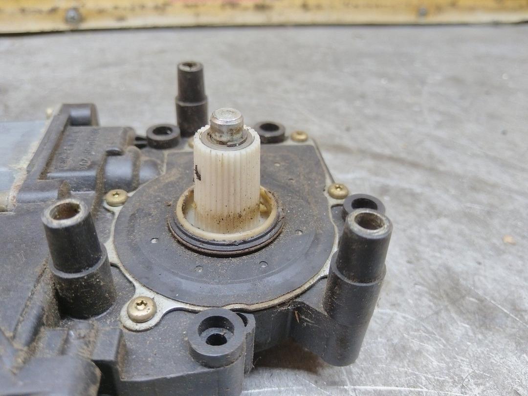 Моторчик стеклоподъемника передний правый 3VJFP1 Audi A4 купить на авторазборке