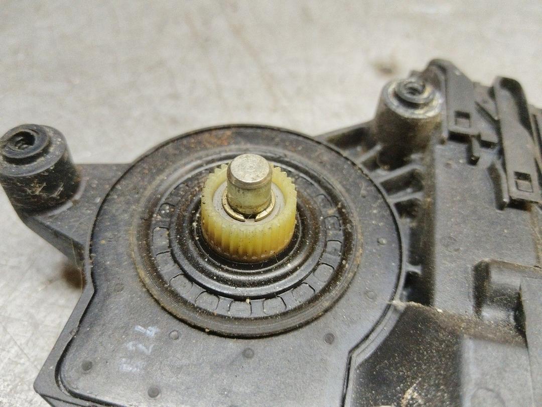 Моторчик стеклоподъемника задний правый B3OBA8 Volkswagen Passat - Фото 2