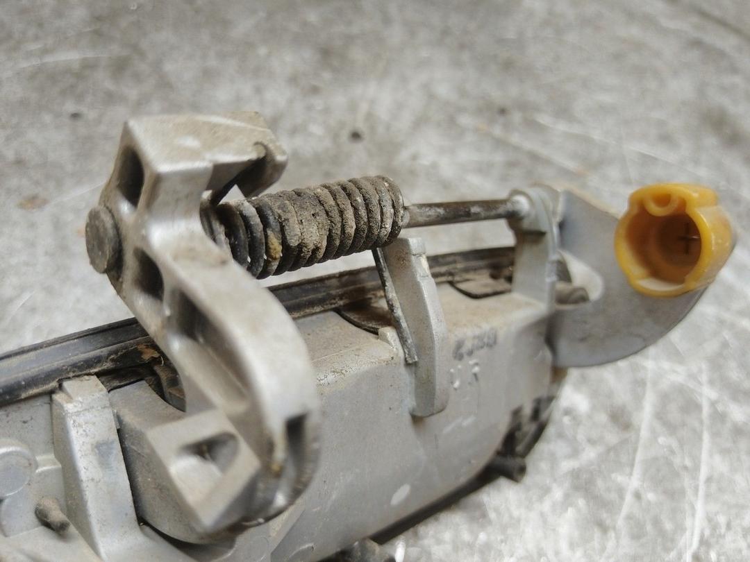 Ручка наружная задняя правая UC2ON4 Mazda 626 купить в магазине запчастей бу