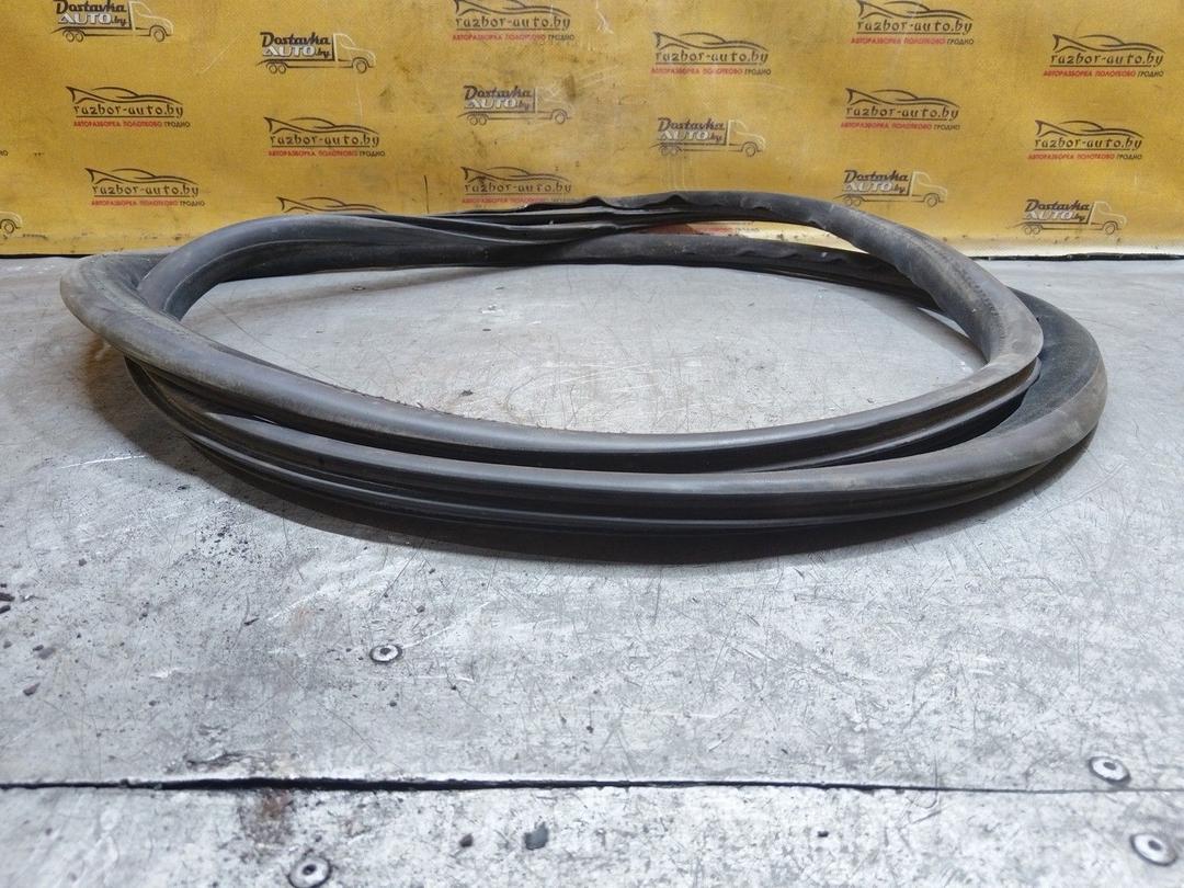 Уплотнитель двери передней правой 4ZR2AA Volvo XC70 купить