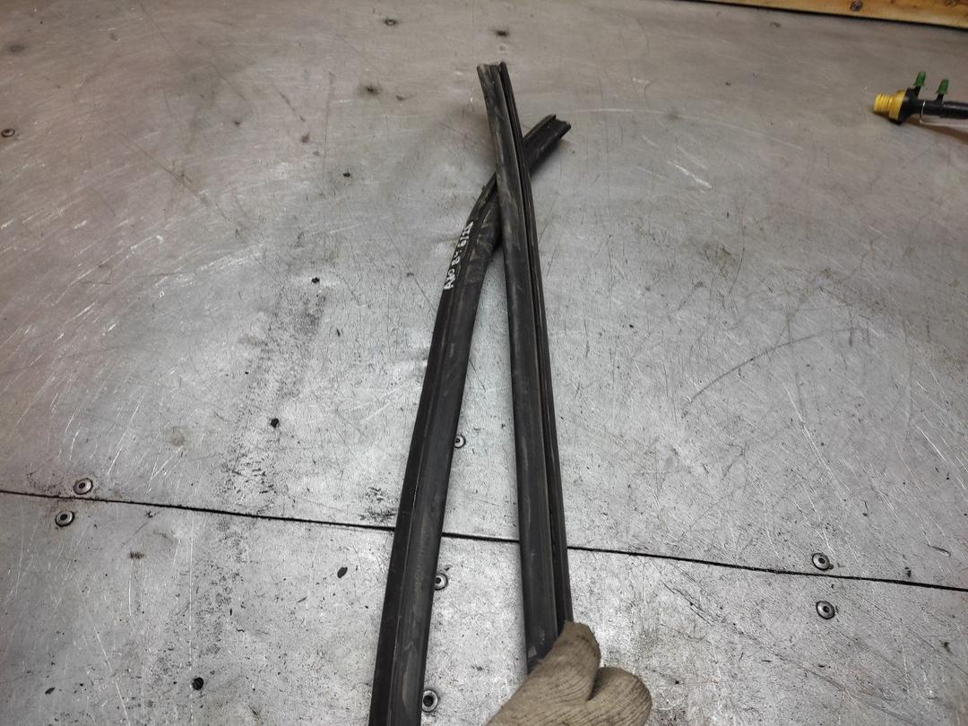 Уплотнитель капота EHZ1R2 Audi 80