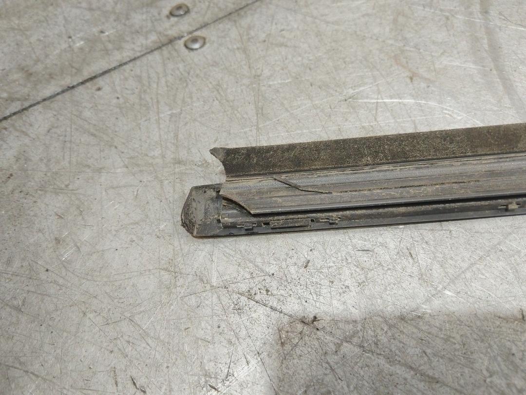 Уплотнитель стекла двери (бархотка) AVVS3T Opel Zafira купить в магазине запчастей бу