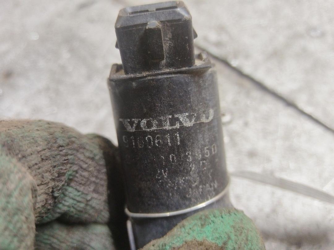 Насос (моторчик) омывателя стекла F8KPQN Volvo S60 купить на авторазборке