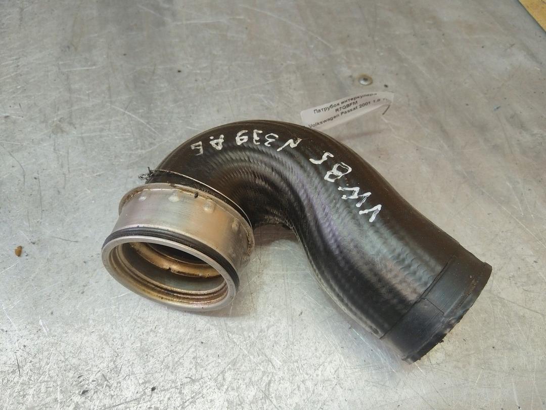 Патрубок интеркулера R7QBFM Volkswagen Passat - Фото 1