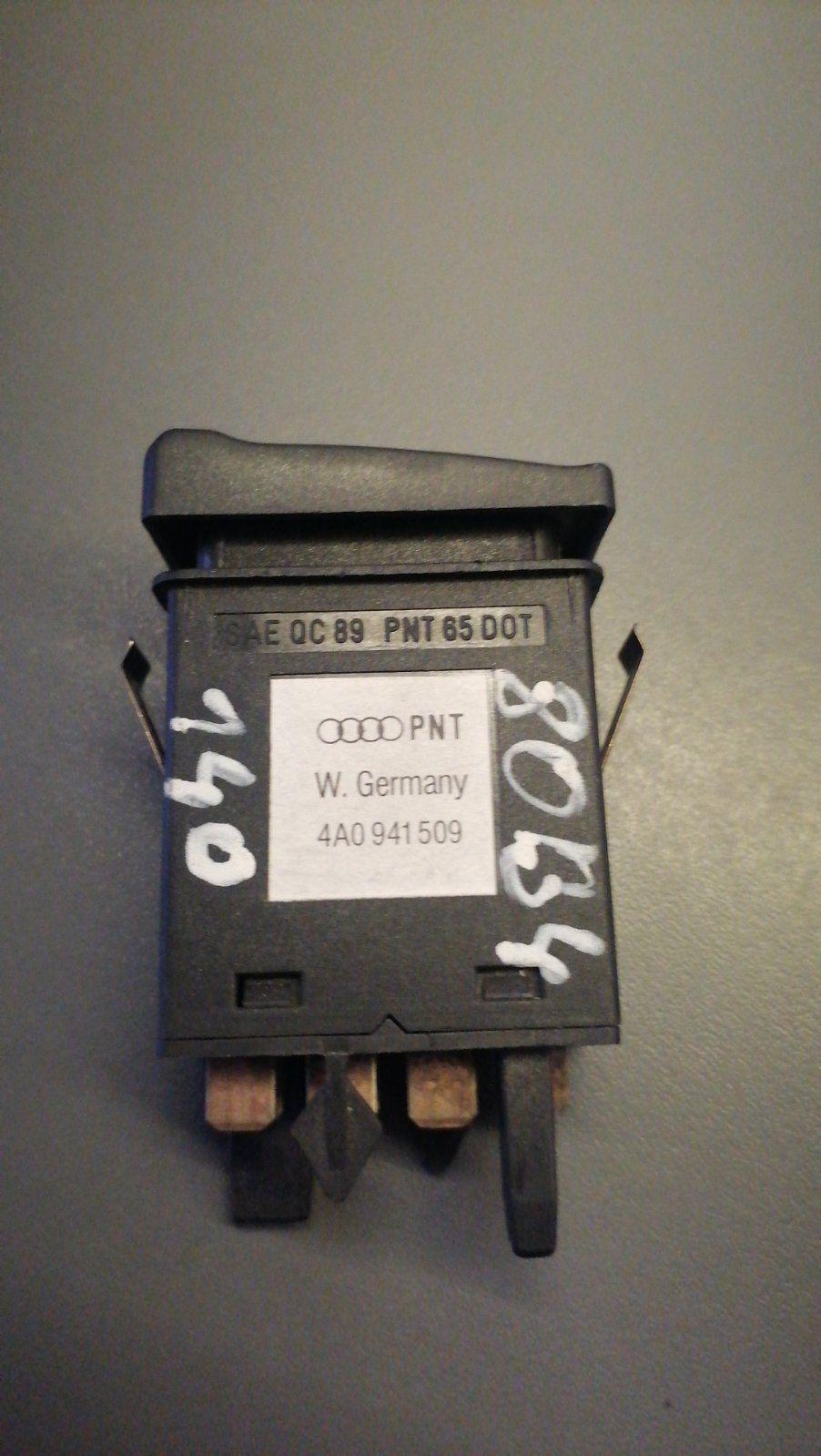 Кнопка аварийной сигнализации 6MWA5W Audi 80