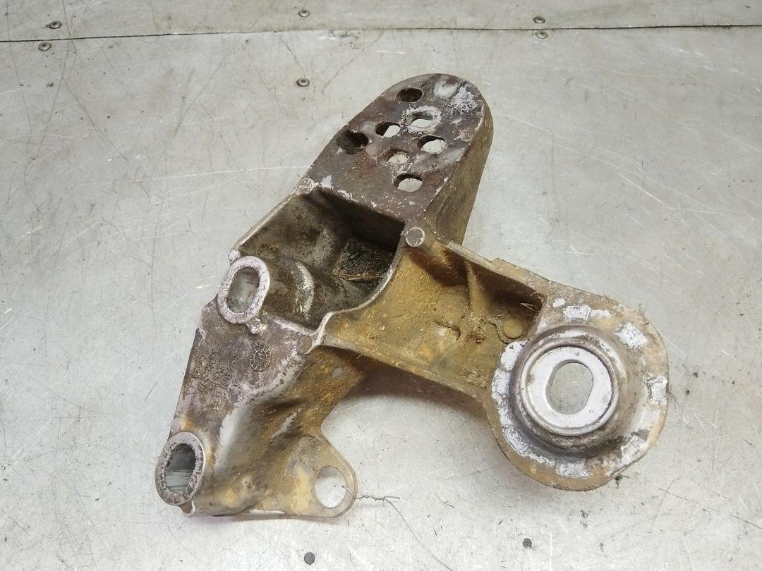 Кронштейн стабилизатора 7YKYFF Volkswagen Passat