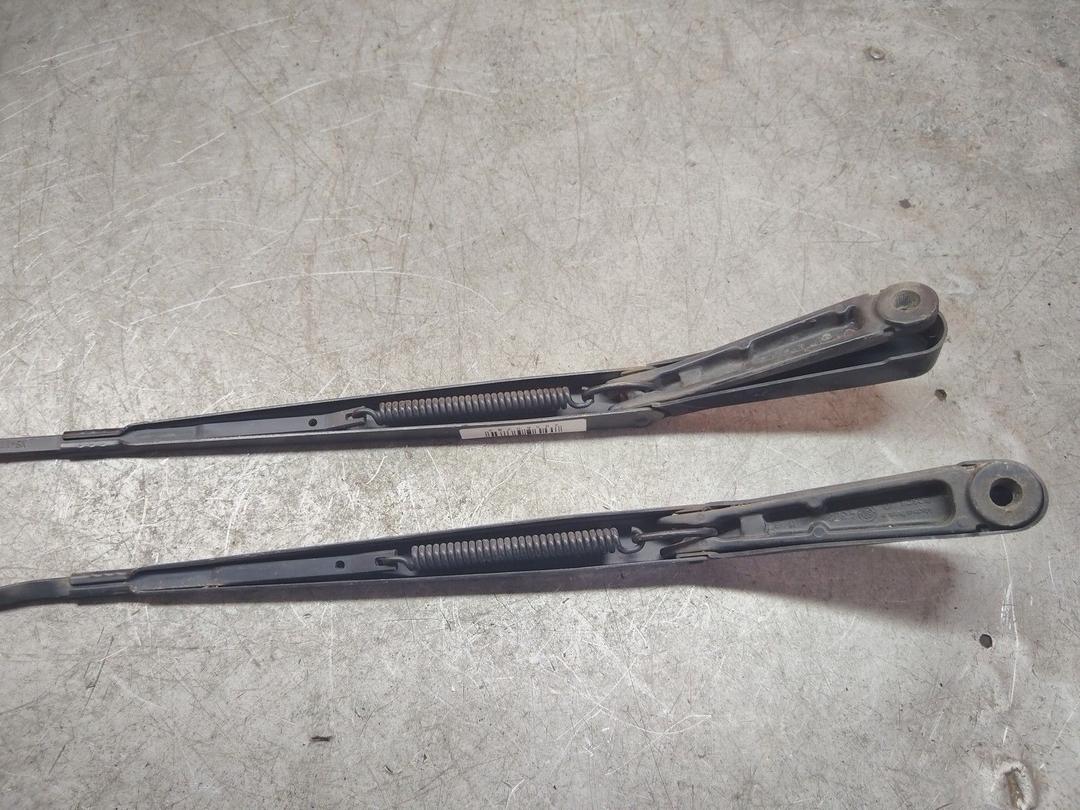 Щеткодержатель (поводок стеклоочистителя, дворник) 01482T Ford Focus купить