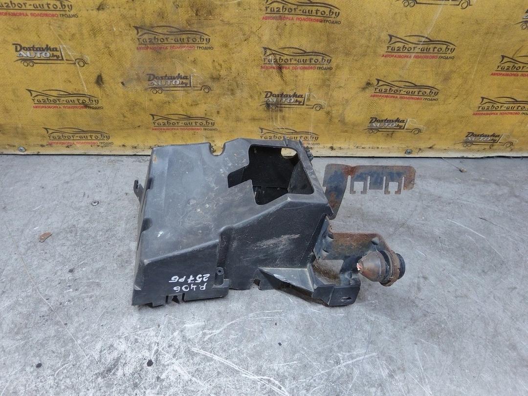 Короб предохранителей 6630A6 Peugeot 406